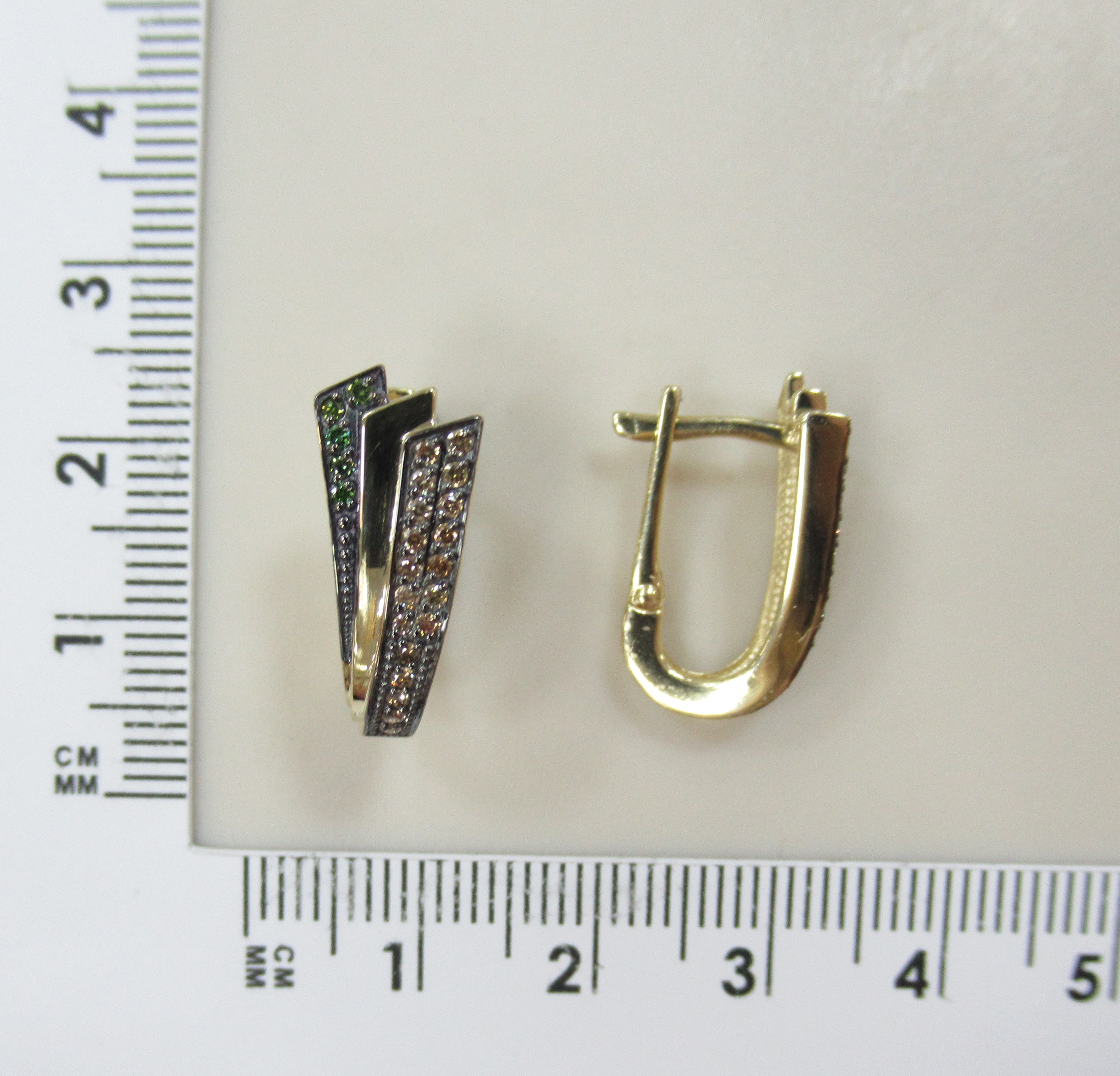 Серьги из желтого золота с цветными бриллиантами